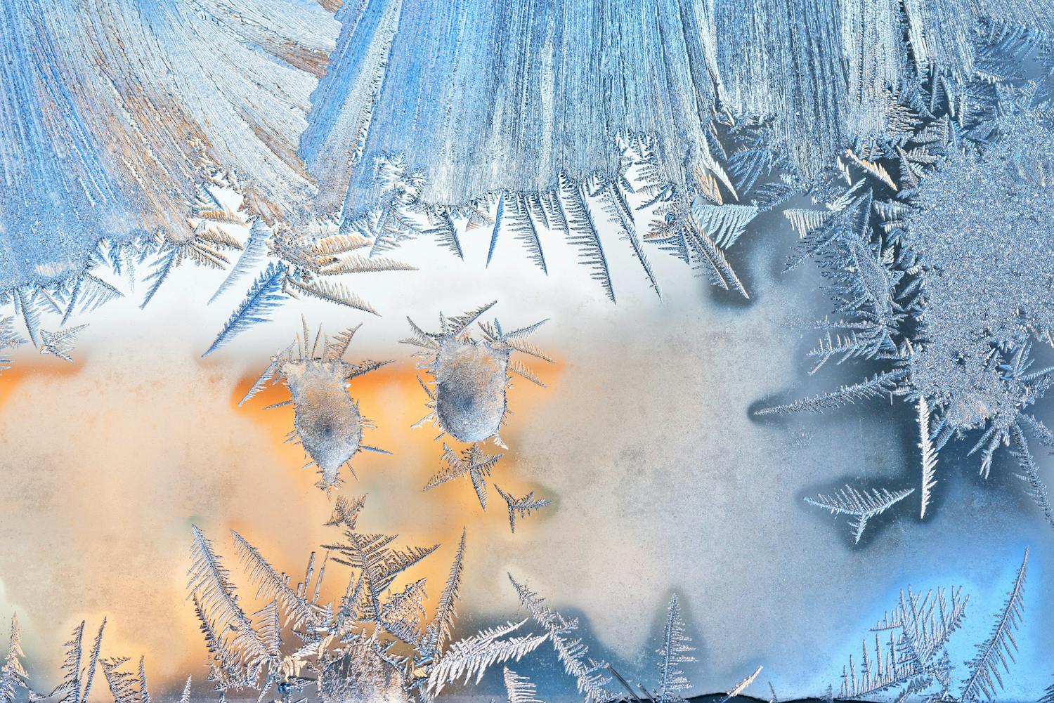 Iskrystaller på et vindu